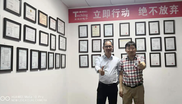麻豆91在线免费观看连接器与东健宇领导人邹东健合影